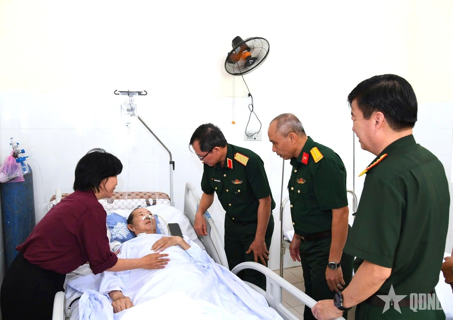 Thiếu tướng Lương Đình Chung thăm, tặng quà các đồng chí nguyên thủ trưởng Bộ tư lệnh Quân khu 5